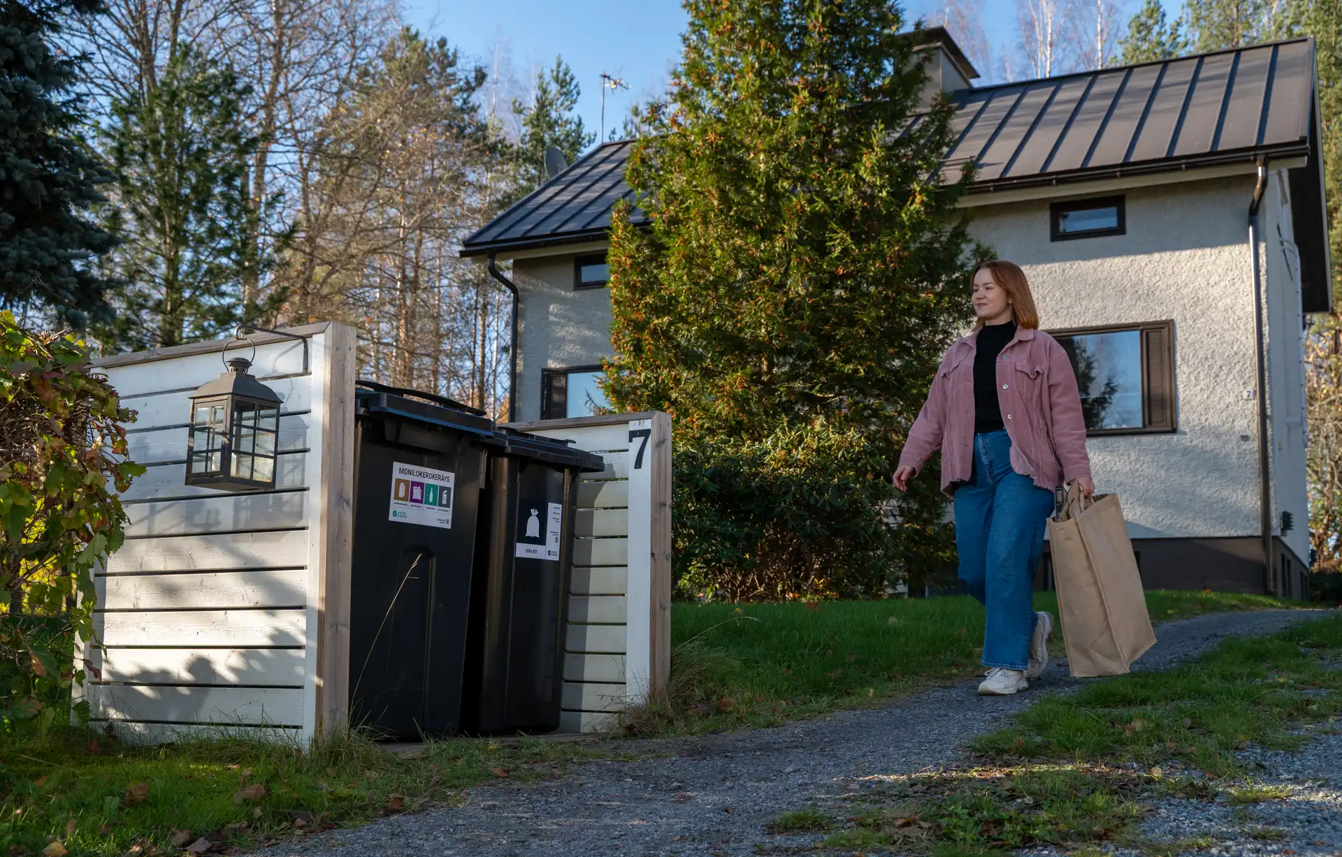 Salpakierron pientaloasukkaat saivat kierrätyksen kotiovelle – nelilokeroastian avulla lajittelu hoituu helposti ja lähellä